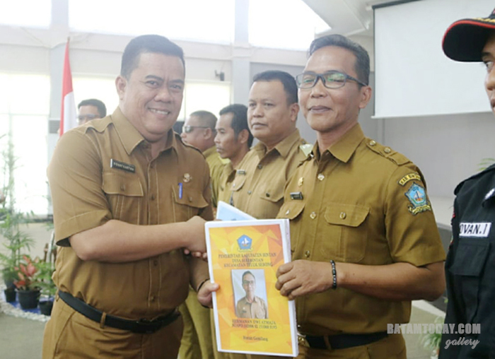 Kadis PMD Rony Kartika saat menyerahkan DPA ABDes kesalah satu Kades